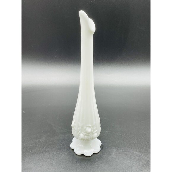 Fenton #9256 Cabbage Rose Swung White Milk Glass Bud Vase Footed Ribbed Vintage - Picture 5 of 8